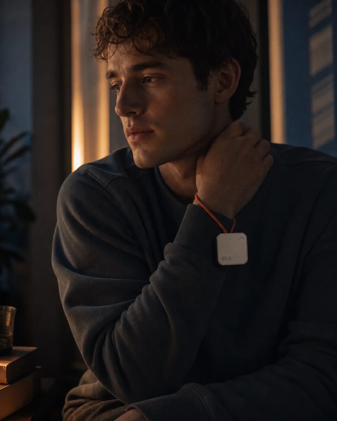 Ein Mann im warmen Abendlicht, den ctrl key am Band
