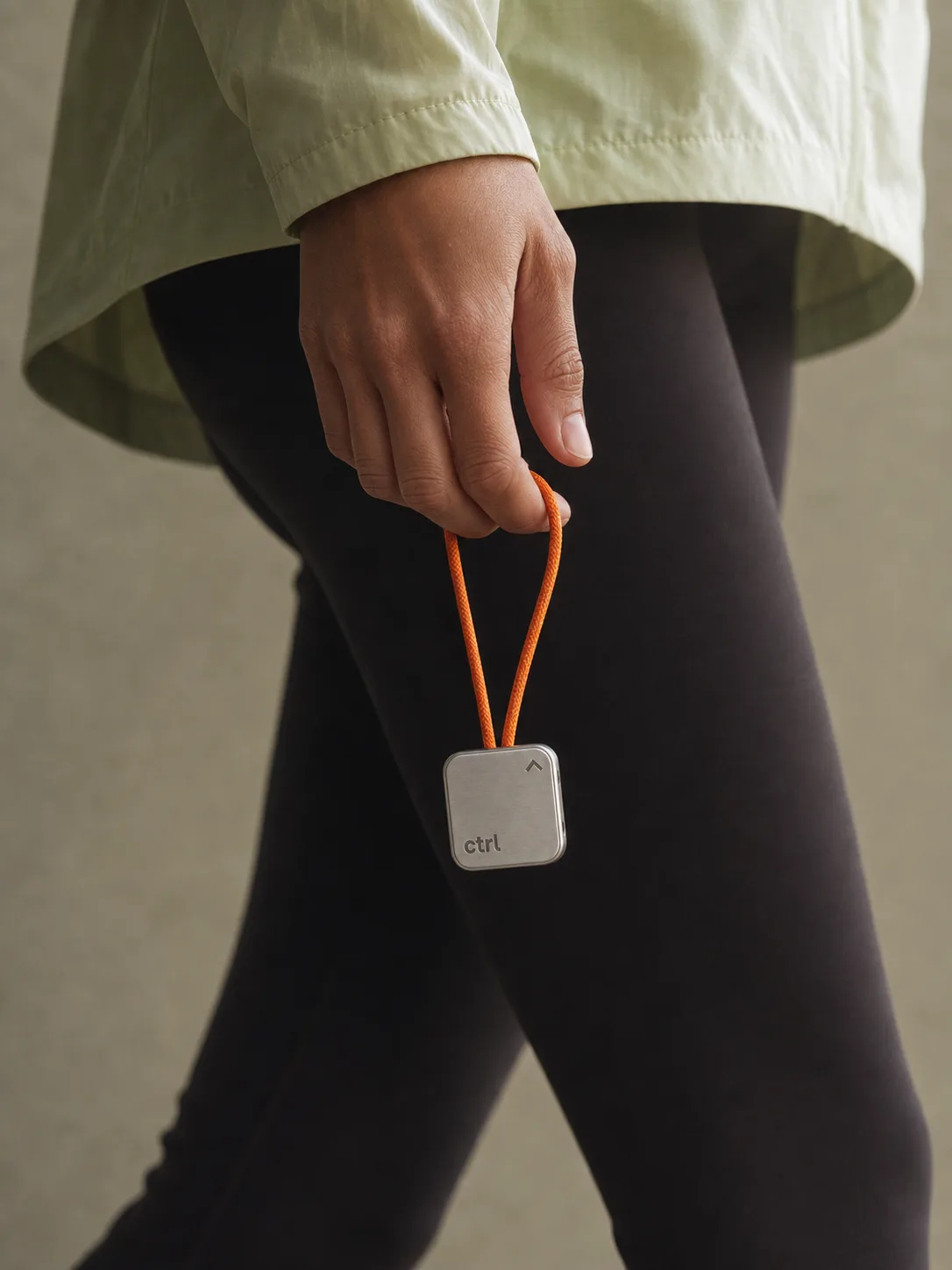 Eine Person in Bewegung, den ctrl key am Band in der Hand