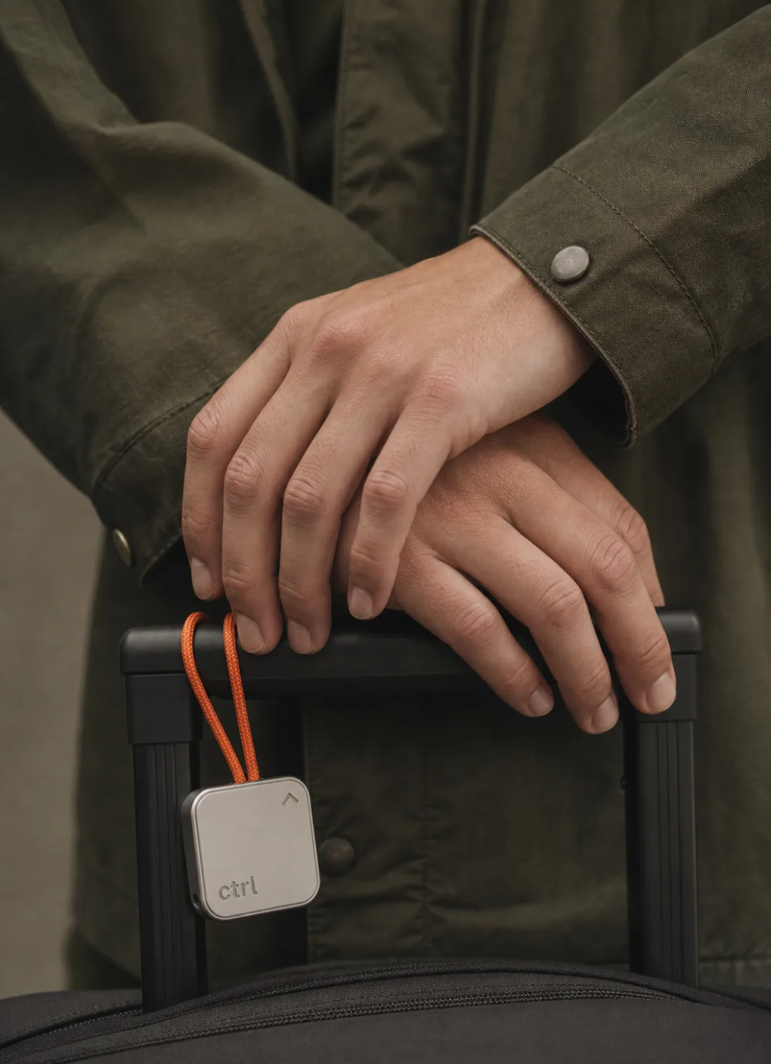 Eine Person mit Koffer, der ctrl key am Band am Griff