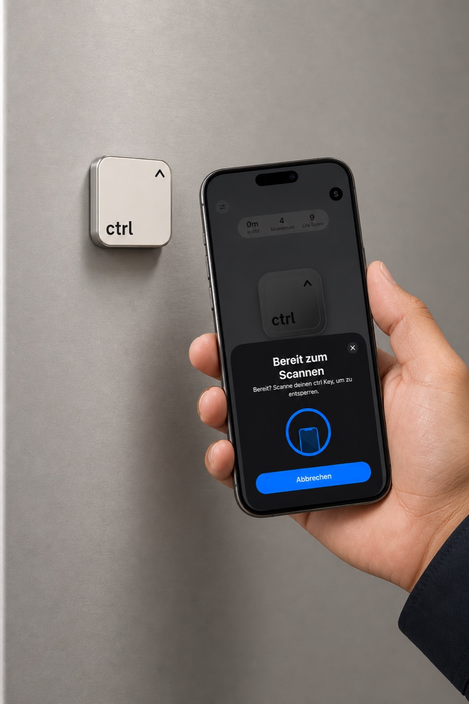 Der ctrl key haftet magnetisch am Kühlschrank, eine Hand scannt ihn mit dem Handy